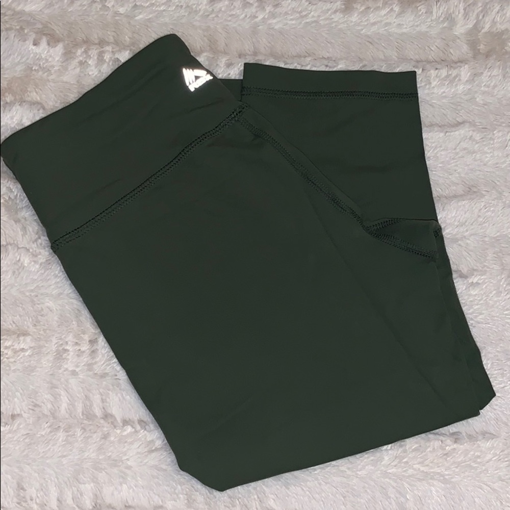 3/$35🌻 Army/Forrest green cropped leggings